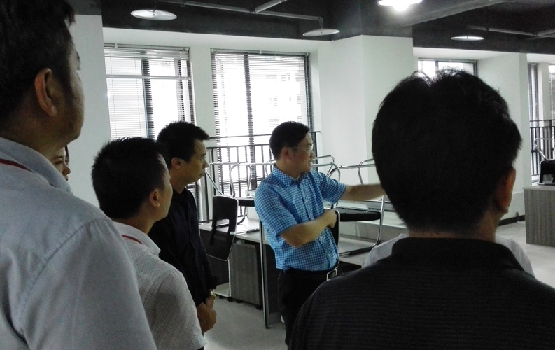 賴區(qū)長鼓勵(lì)重慶天度網(wǎng)絡(luò)公司要多進(jìn)行創(chuàng)新，并就天度未來發(fā)展方向做出重要指示。