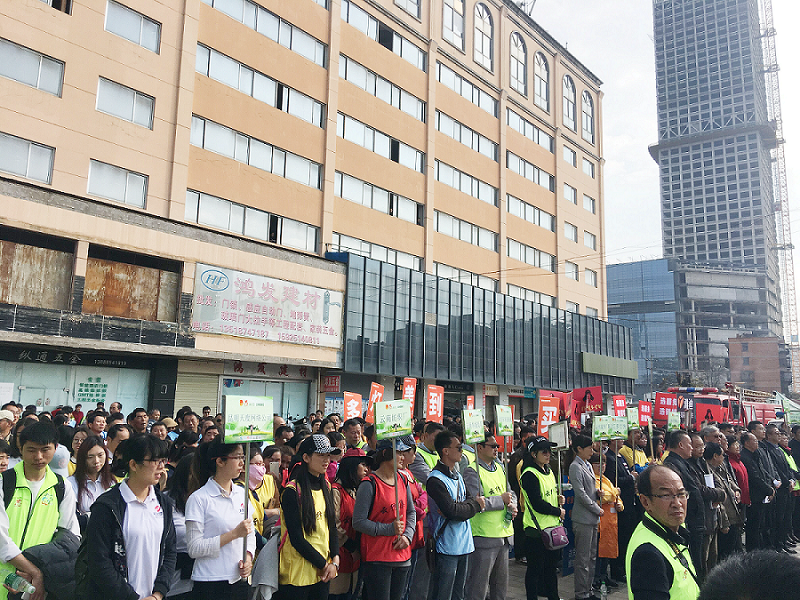 2017年3月5日，是我國(guó)第54個(gè)學(xué)雷鋒紀(jì)念日。3月份的春天萬(wàn)物復(fù)蘇，百花齊放。陽(yáng)光透過(guò)淡薄的云層照耀著大地，它的萬(wàn)道金光愉快地普照著萬(wàn)物。春風(fēng)拂面,是那么清柔,那么親切,就像是雷鋒的精神一直溫暖著、鼓舞著我們!