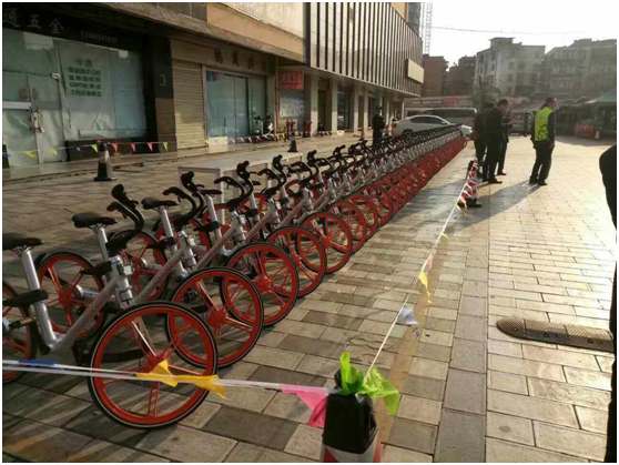 上午11點(diǎn)，云南天度投資集團(tuán)有限公司、云紡商業(yè)區(qū)、昆明悅動(dòng)文化傳播有限公司、云南北瑞兔司機(jī)新能源汽車(chē)科技有限公司、moblke摩拜單車(chē)許多商戶(hù)踴躍參加，由150余名志愿者組成的隊(duì)伍開(kāi)始了浩浩蕩蕩的4公里公益徒步，目的是鼓勵(lì)大家使用零污染的交通工具，降低自然資源的耗損，同時(shí)也是為了讓市民能夠熟知這樣的出行方式，倡導(dǎo)綠色出行。