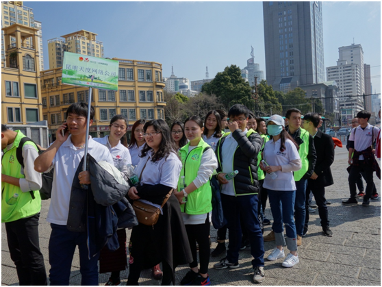 雷鋒精神，人人可學(xué);奉獻(xiàn)愛(ài)心，處處可為。積小善為大善，善莫大焉。當(dāng)有人需要幫助時(shí)，大家搭把手、出份力，社會(huì)將變得更加美好。